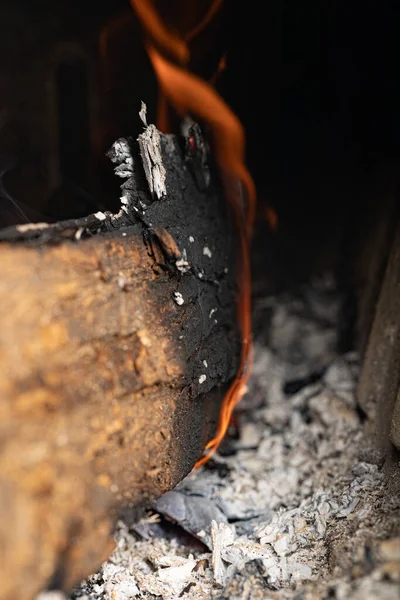 Zbliżenie Ujęcia Płonącego Drewna Kominku — Zdjęcie stockowe