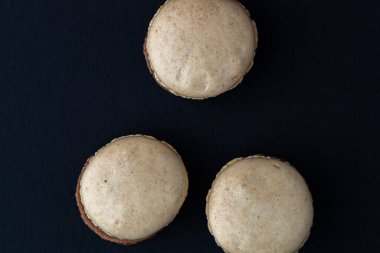 Siyah arka planda ev yapımı lezzetli kurabiyelerin yakın plan çekimi.