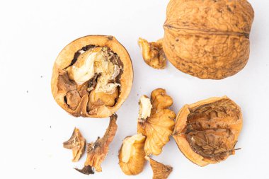 Beyaz arka planda yakın plan fındıklar