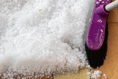 Arka bahçedeki buz dolu süpürgesinin yakın çekim görüntüsü.