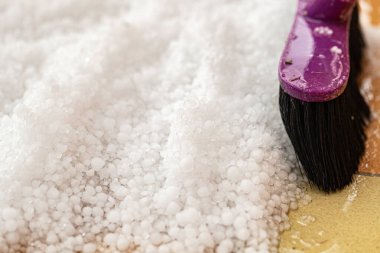 Arka bahçedeki buz dolu süpürgesinin yakın çekim görüntüsü.