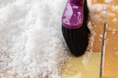 Arka bahçedeki buz dolu süpürgesinin yakın çekim görüntüsü.