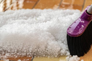 Arka bahçedeki buz dolu süpürgesinin yakın çekim görüntüsü.