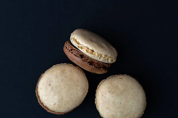 Gros Plan Délicieux Macarons Faits Maison Sur Fond Noir — Photo