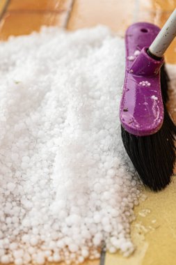 Arka bahçedeki buz dolu süpürgesinin yakın çekim görüntüsü.