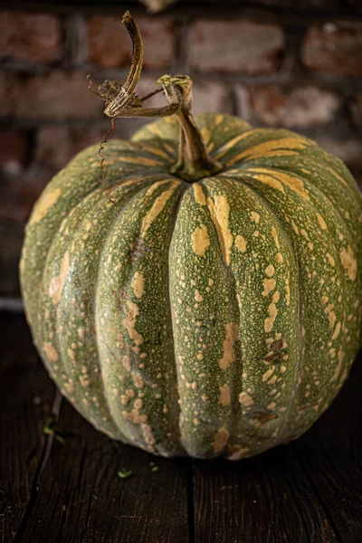 Olgun yeşil balkabağının kırsal arka planda yakın plan görüntüsü