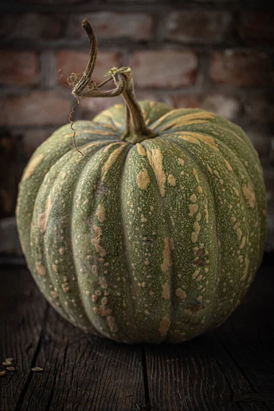 Olgun yeşil balkabağının kırsal arka planda yakın plan görüntüsü