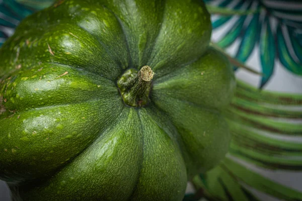 Close Shot Van Rijpe Groene Pompoen Rustieke Achtergrond — Stockfoto