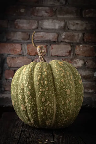 Olgun yeşil balkabağının kırsal arka planda yakın plan görüntüsü