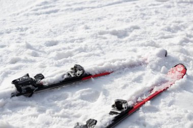 Dışarıda karla kaplı kayaklar var.