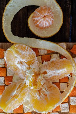 Kabuklu taze portakal dilimleri, yakın görüş, yiyecek konsepti