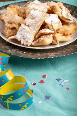 Pudra şekerli ev yapımı kurabiyeler, yakın plan.