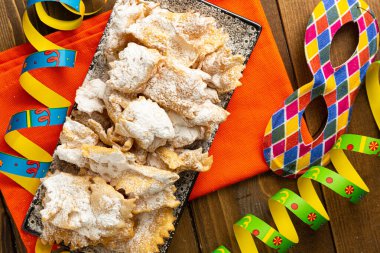 Pudra şekerli ev yapımı kurabiyeler, yakın plan.