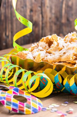 Pudra şekerli ev yapımı kurabiyeler, yakın plan.