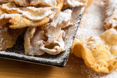 Pudra şekerli ev yapımı kurabiyeler, yakın plan.