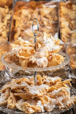 Pudra şekerli ev yapımı kurabiyeler, yakın plan.