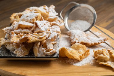 Pudra şekerli ev yapımı kurabiyeler, yakın plan.