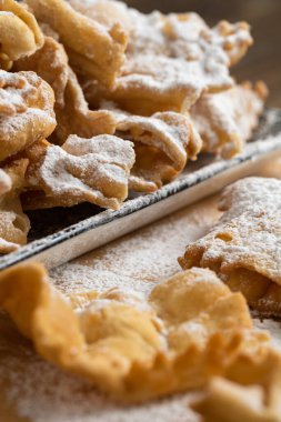 Pudra şekerli ev yapımı kurabiyeler, yakın plan.