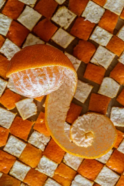 新鮮なオレンジ色のスライスで皮を剥ぎ — ストック写真