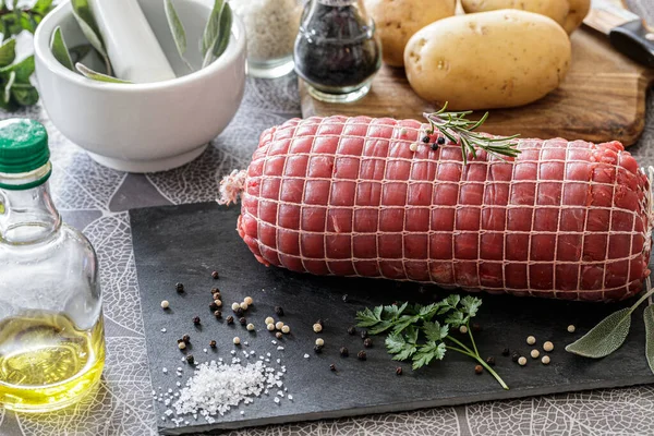 Carne Crua Assada Com Ervas Ingrediente Fotografias De Stock Royalty-Free