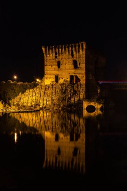 Işıklı güzel gece şehri manzarası
