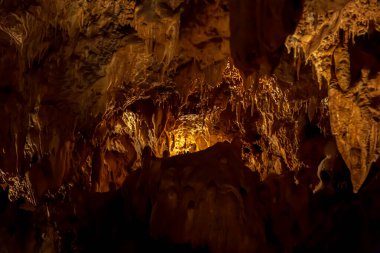 İtalya 'daki doğal mağaralardaki mineral yataklarıyla jeolojik bir oluşum.