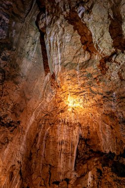 İtalya 'daki doğal mağaralardaki mineral yataklarıyla jeolojik bir oluşum.