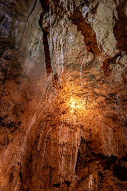İtalya 'daki doğal mağaralardaki mineral yataklarıyla jeolojik bir oluşum.