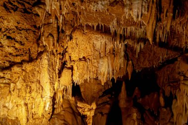 İtalya 'daki doğal mağaralardaki mineral yataklarıyla jeolojik bir oluşum.