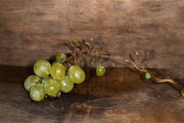 Ahşap arka planda bir demet üzüm.