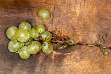 Ahşap arka planda bir demet üzüm.