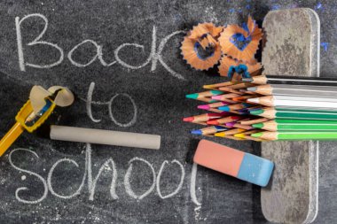 Tahtadaki kırtasiye malzemelerinin üst görünümü, okula dönüş konsepti