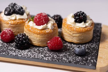 Vol au vent ve karışık meyveler. 