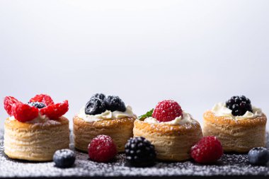 Vol au vent ve karışık meyveler. 