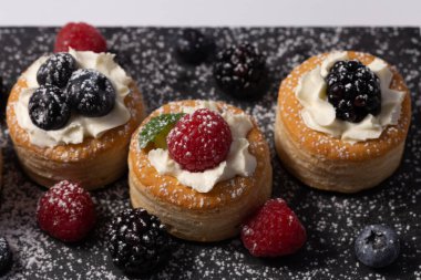 Vol au vent ve karışık meyveler. 