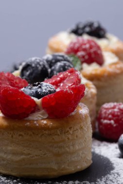 Vol au vent ve karışık meyveler. 