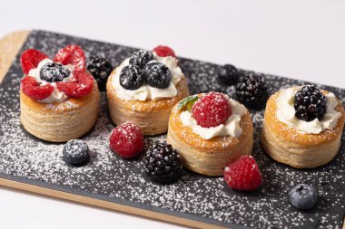 Vol au vent ve karışık meyveler. 