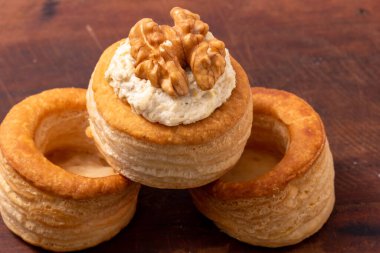 Tavuk soslu ve cevizli Vol-Au-Vent.