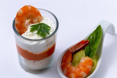 Tarafsız arka planda lezzetli iştah açıcılar, beyaz arka planda parmak gıdaları.