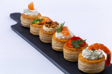Vol au vent, parmak yiyecekleri sunumuyla ısır.