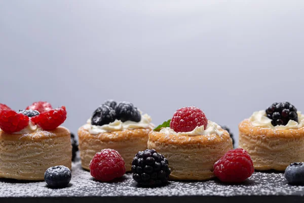 Vol au vent ve karışık meyveler. 