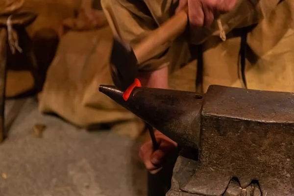 Blacksmith Making Small Metal Product — Stock Photo, Image