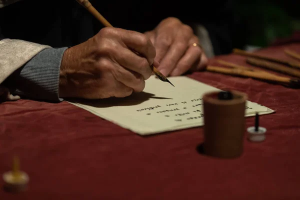 Manos Escribiendo Una Carta Con Penacho Fotos de stock libres de derechos