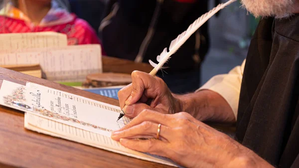 Mãos Escrevendo Uma Carta Com Uma Pluma Imagem De Stock