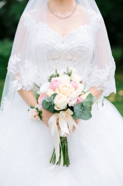 Düğün gelini. Gelin buketi ellerde. Düğün geçmişi