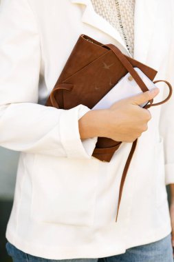İş kadını planlamacı ve telefonu yakın plan, iş hayatı konsepti