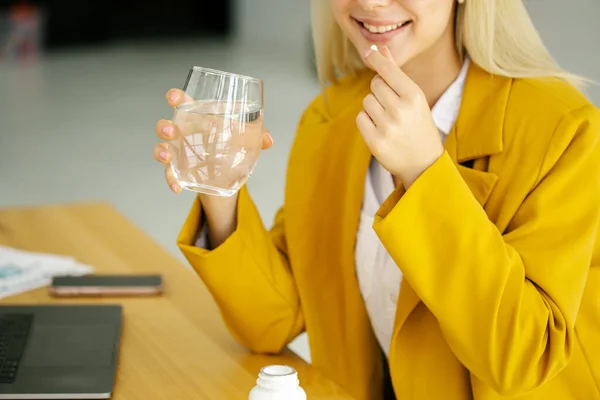 Mulher Negócios Sorridente Segurando Pílula Copo Água Perto Medicina Conceito — Fotografia de Stock