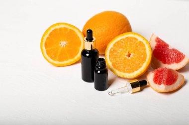 Beyaz fotokopi alanında izole edilmiş yağ ve portakal şişeleri. Homeopati ve aromaterapi spa konsepti