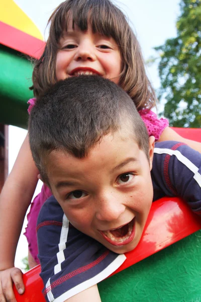 Niños juegan en el patio — Foto de Stock