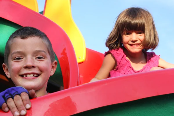 As crianças brincam no parque infantil — Fotografia de Stock